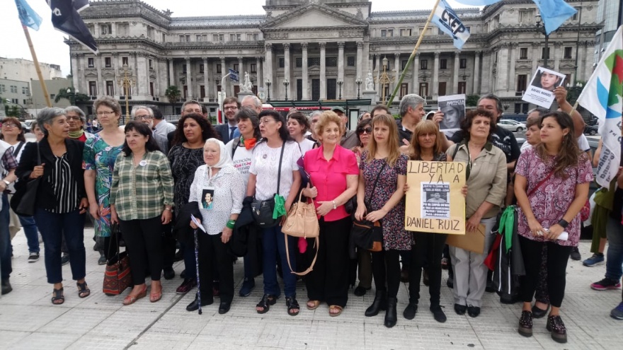 A horas de que arranque el debate por el presupuesto, lanzan una campaña a favor de las manifestaciones