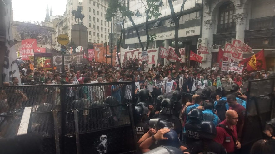 Estalló el enfrentamiento entre estudiantes y la Policía de la Ciudad por la UniCABA