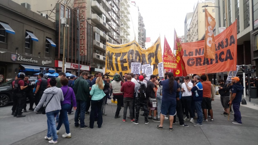 Trabajadores de Interpack rechazan 11 despidos y la policía los reprime por manifestarse