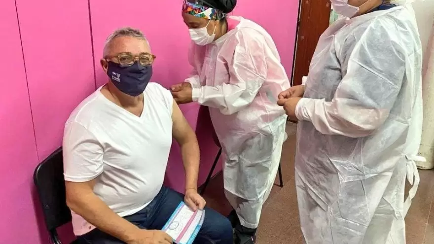 El intendente Julio Zamora se vacunó mientras el personal de salud todavía está en lista de espera