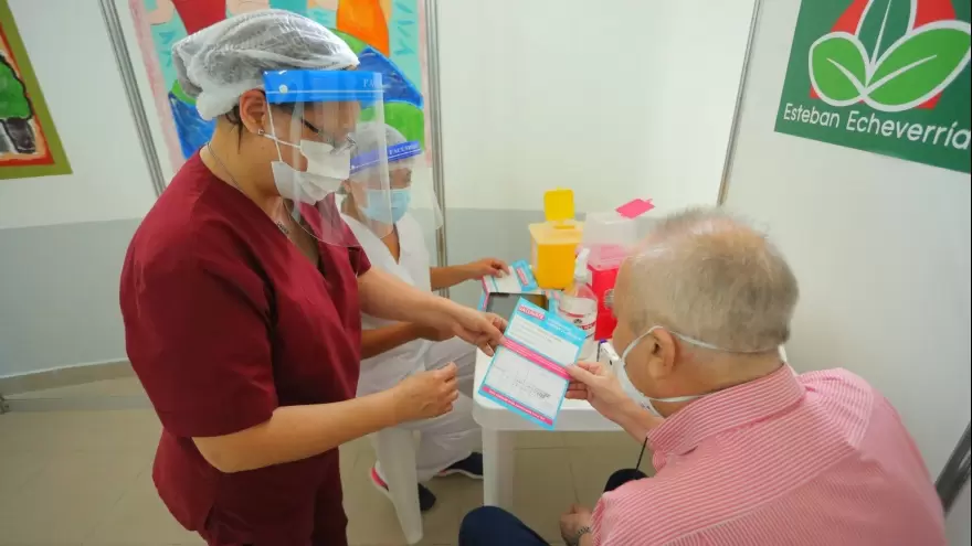 Esteban Echeverría: Comenzó la campaña de vacunación en los adultos mayores