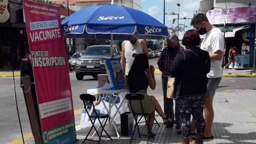 Ensenada: A pesar de las vacunas VIP, La Cámpora continúa al frente de la campaña de inscripción