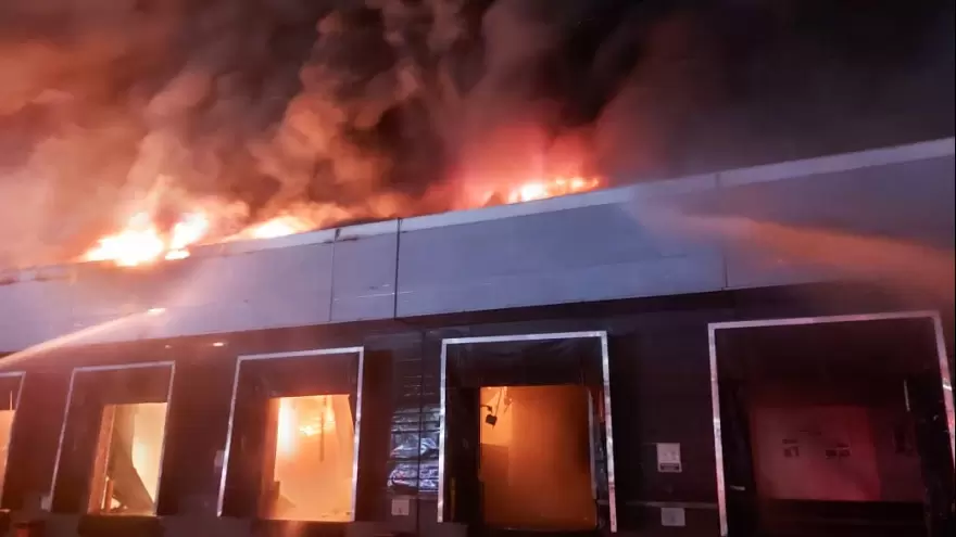 Bomberos lograron controlar un gran incendio en una fábrica de Bimbo