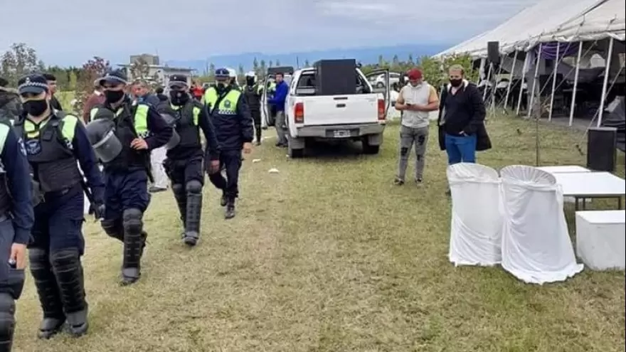 Un concejal de Tucumán celebró los quince años de su hija rompiendo todos los protocolos