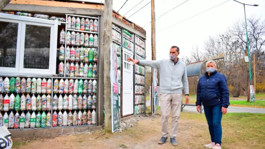 Construcción ecológica: Desarrollan casas con botellas recicladas