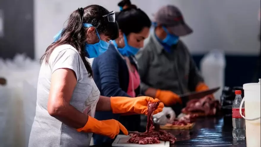 COVID-19: Desde La Plata insisten con que los trabajadores de comedores reciban la vacuna