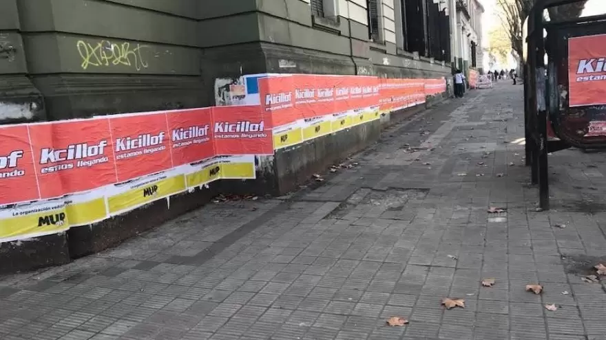 Kicillof empapeló un colegio público provincial con afiches de campaña