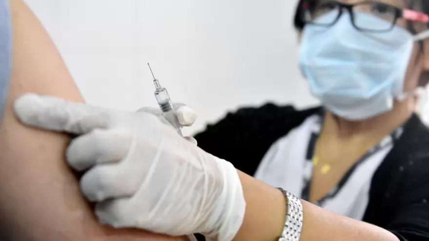 Piden que el COVID-19 no tape “la vacunación para la gripe y neumonía”