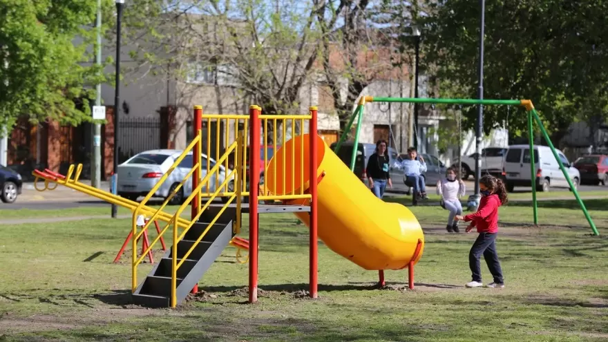 La Plata: Se renovó la Plaza Belgrano con nuevos bancos, juegos y equipamiento aeróbico