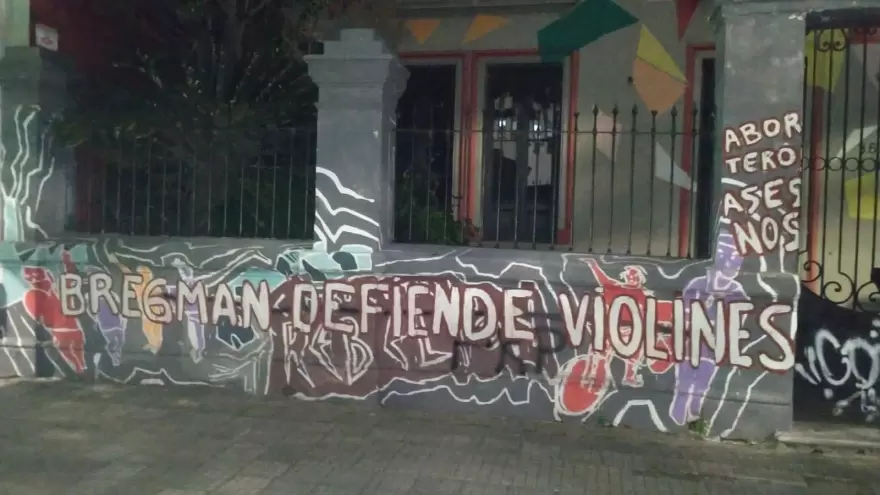 Habló uno de los responsables de graffitear “Bregman defiende violines” en un local del FIT