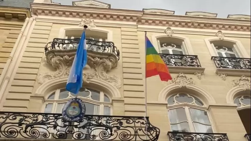 Argentino en Francia, indignado por doble bandera en la embajada de París