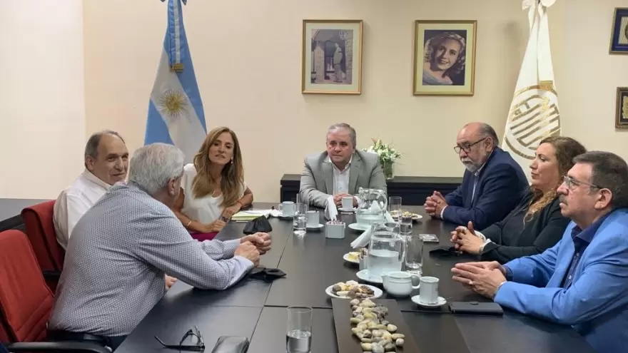 Tolosa Paz mantuvo una reunión con sindicalistas para discutir planes de agua y saneamiento