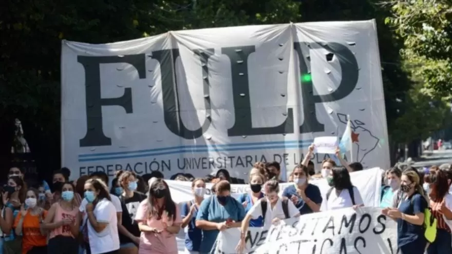 Sin tener quórum, La Cámpora se quedó con la Federación Universitaria de La Plata