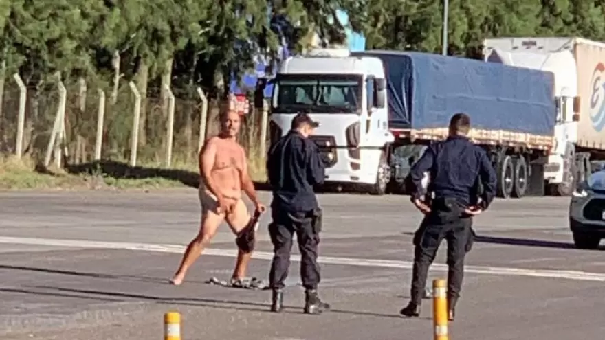 Un hombre asaltó un peaje y se desnudó frente a la policía
