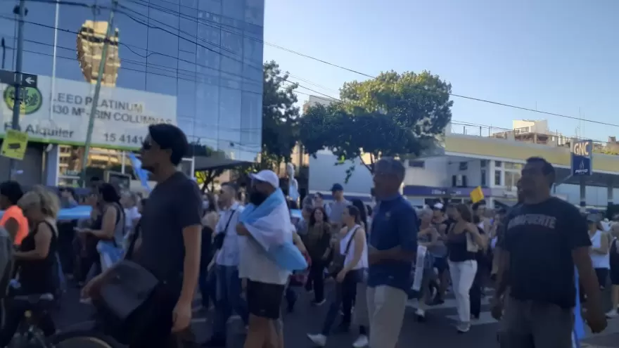 Masiva movilización sobre la 9 de Julio en rechazo al pase sanitario incomoda al gobierno