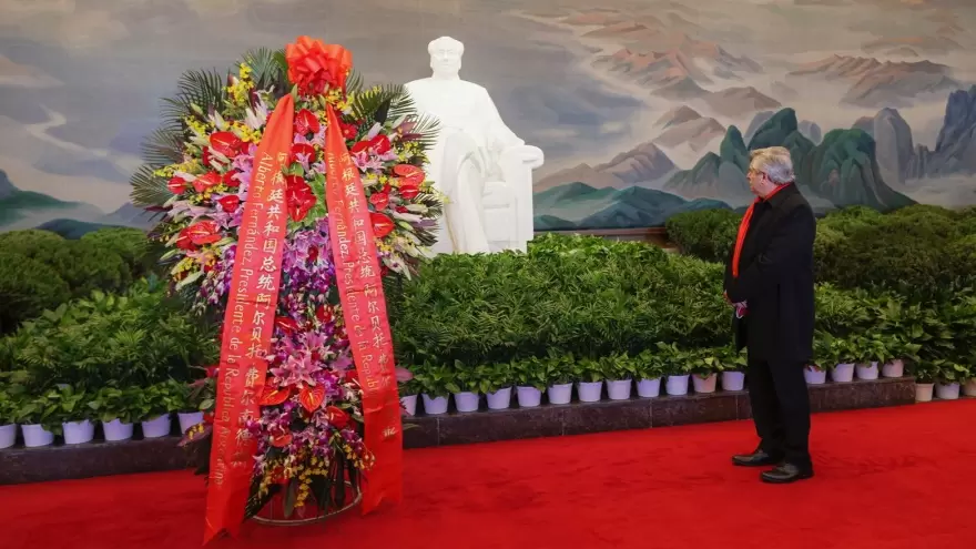 Alberto Fernández entregó una ofrenda floral al genocida más grande de la historia universal