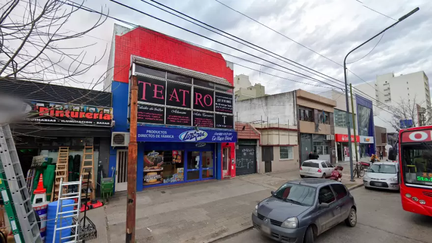 Insólito: Echaron a un adolescente de una escuela de teatro con un diploma escrito en lenguaje inclusivo