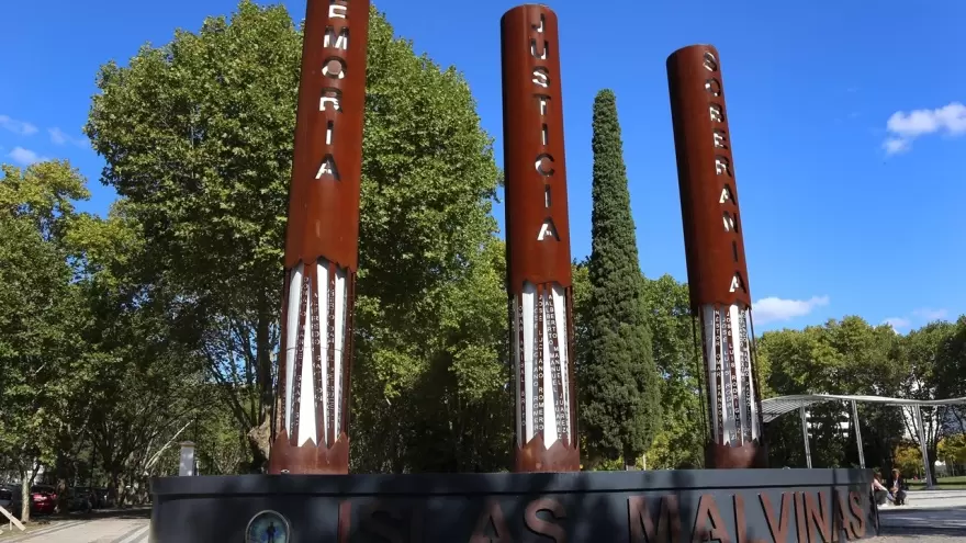 Plaza Malvinas: Restauraron los monumentos que homenajean a los caídos en la Guerra