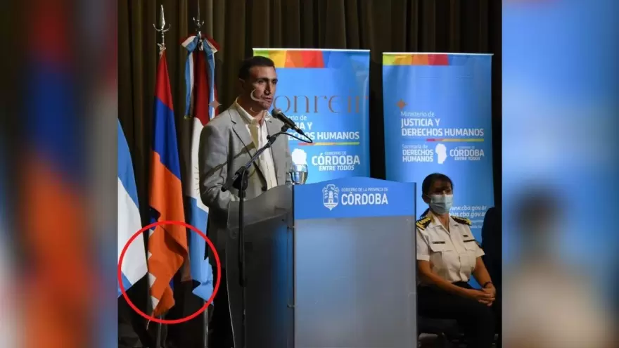 Un ministro de Schiaretti posó junto a una bandera de un país no reconocido por la ONU