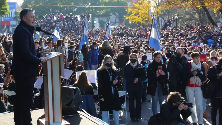 Fernando Gray tomó la promesa a la bandera a alumnos de escuelas de Esteban Echeverría