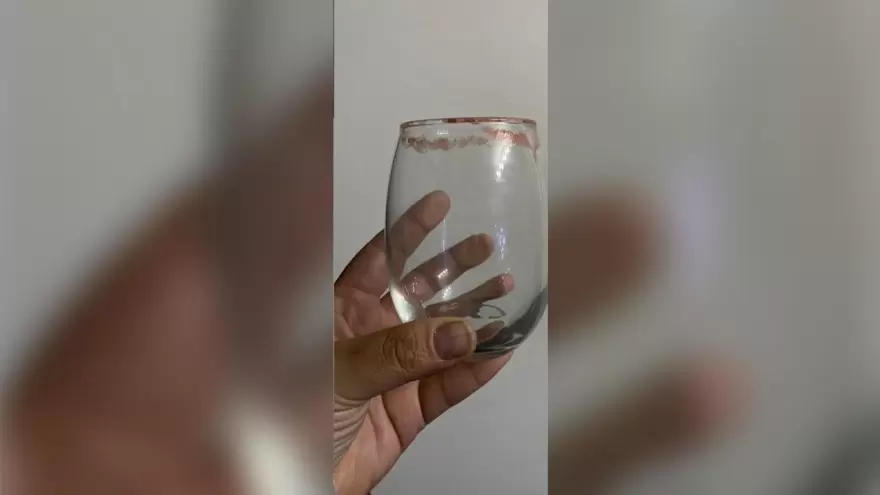 Se robó el vaso que usó CFK de recuerdo y las redes no la perdonaron