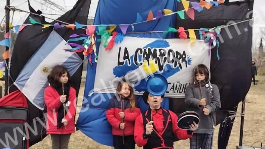 Vacaciones: El gobierno de Kicillof impone banderas de La Cámpora en los eventos para niños