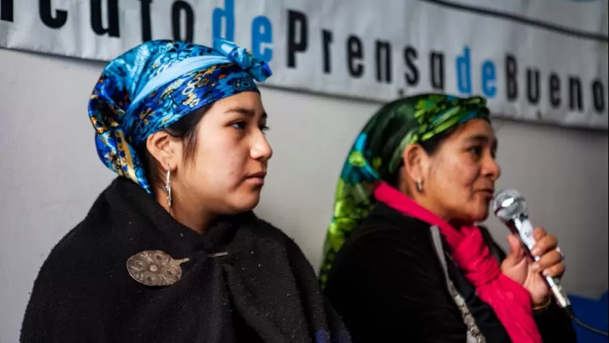 Betiana Colhuan, la líder mapuche que no reconoce al estado argentino pero cobra tres planes sociales