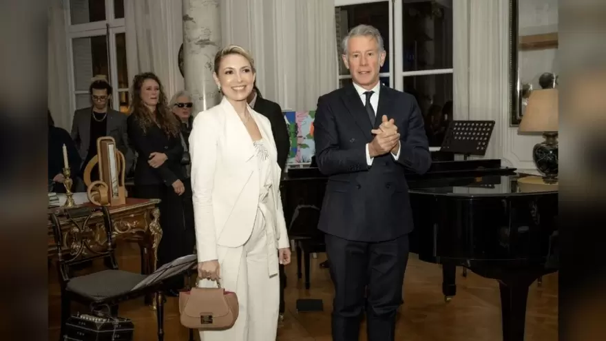 De paseo por París, Fabiola Yañez lució una cartera de 77 mil pesos