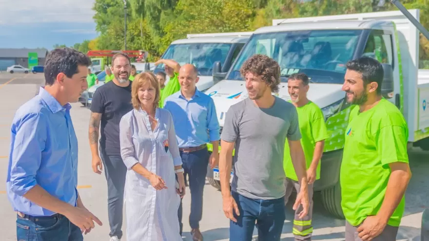 Juan Andreotti y Wado De Pedro presentaron nueve camiones y móviles nuevos para la flota municipal