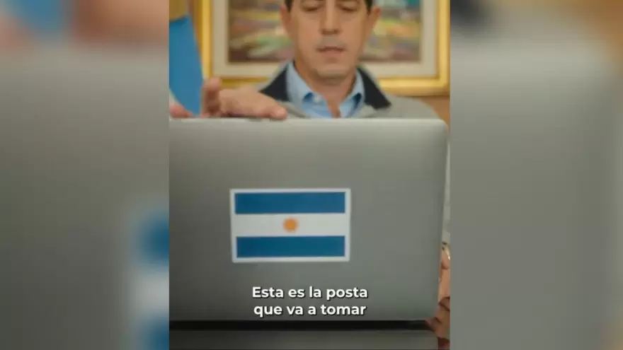 En su spot presidencial, Wado De Pedro reivindicó la industria nacional posando junto a su MacBook
