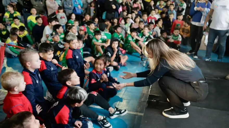 Malena Galmarini entregó más de 1.300 camisetas y materiales deportivos a nueve clubes barriales de Tigre