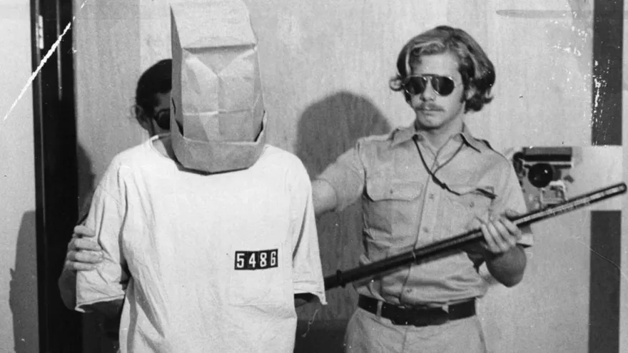 “El efecto Lucifer”: “Cómo personas buenas pueden convertirse en personas con actos profundamente maliciosos”