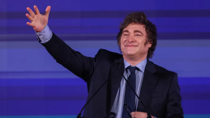 Javier Milei, siempre en la cornisa