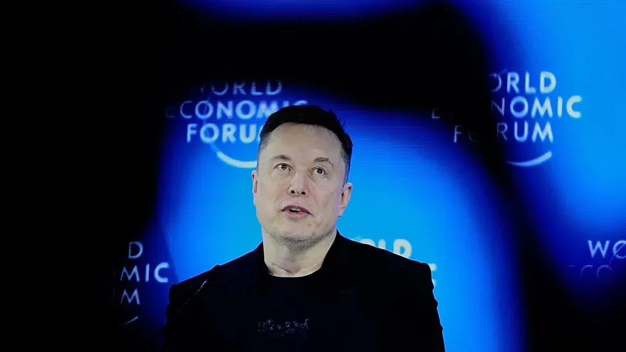 Elon Musk y su bomba en Davos: “La IA podría ser más inteligente que cualquier humano al final de 2026”