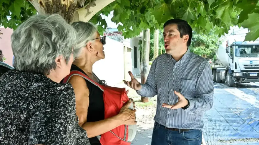 Malvinas Argentinas: Leo Nardini supervisó la pavimentación de la calle Cochabamba en Villa de Mayo