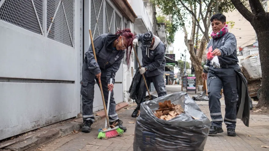 Lanús: “Somos 80 barrenderos despedidos que trabajamos todo el mes y no vamos a cobrar”