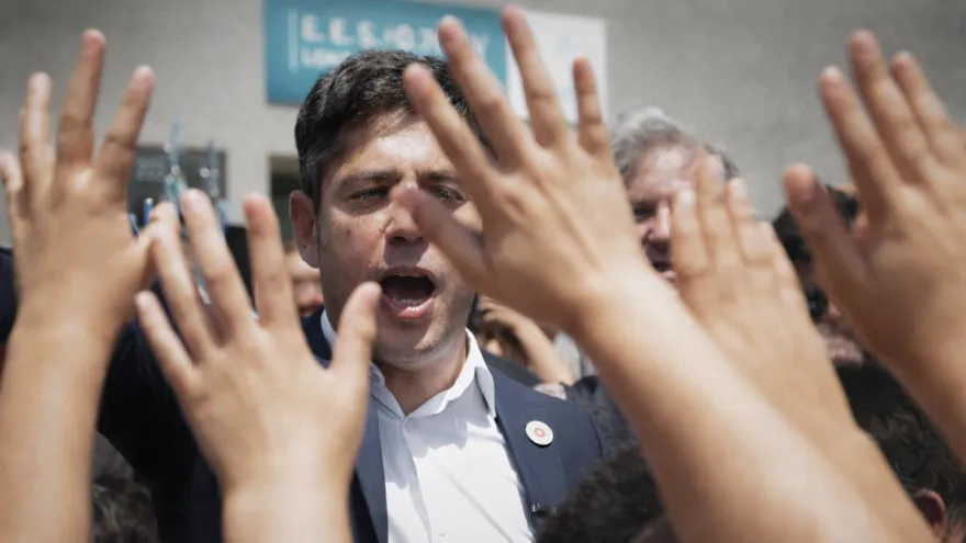 Política en las aulas: Axel Kicillof destina 3.355 millones a kits escolares con propaganda oficial