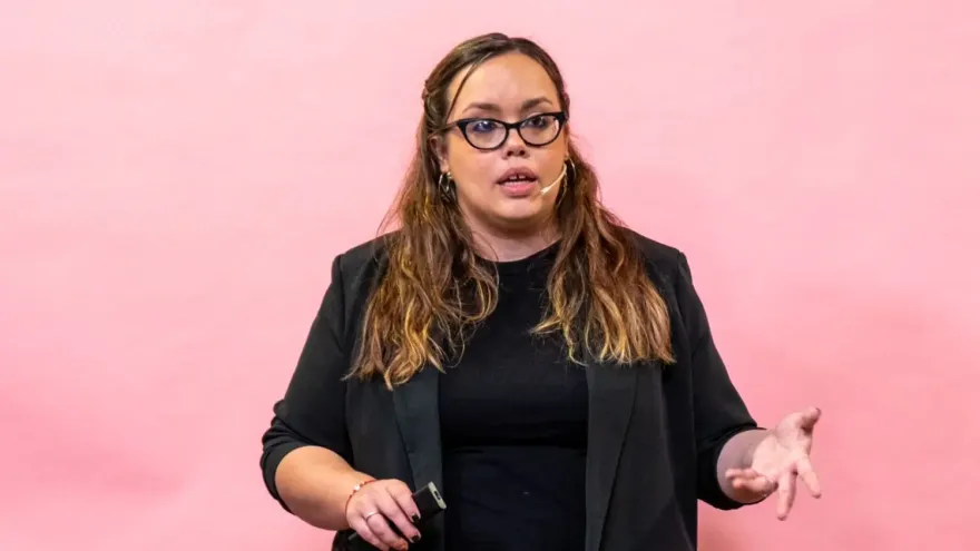 Inteligencia artificial en las aulas: “El desafío hoy en la educación es educar a los docentes”