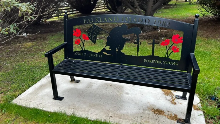 Islas Malvinas: El contraste de los cementerios y el costo humano de la guerra