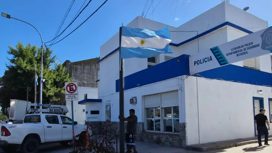 Necochea: Reparan la vereda frente a la Comisaría Primera tras años de abandono