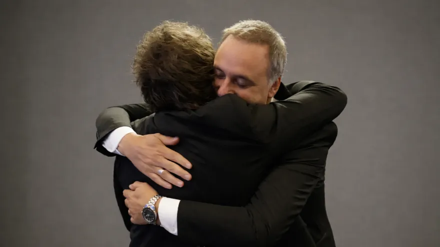 Javier Milei y Manuel Adorni: Abrazarse a un cadáver político