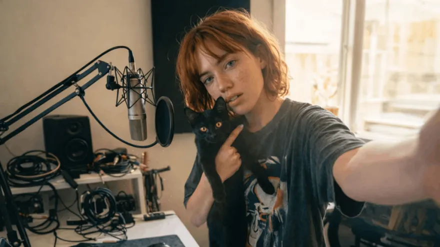 Lumi 7, la cantante creada con IA: “Tiene costos altos por mes para que esté viva”