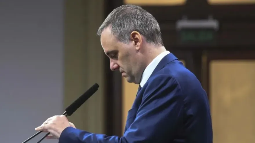 7 de cada 10 argentinos creen que Manuel Adorni debe renunciar