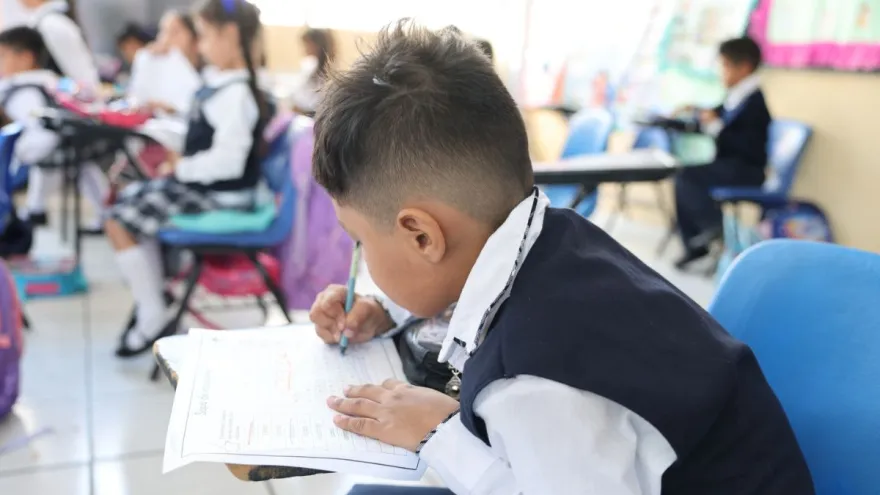 Autora mexicana acusa al sistema educativo latino de un "copy paste" ideológico