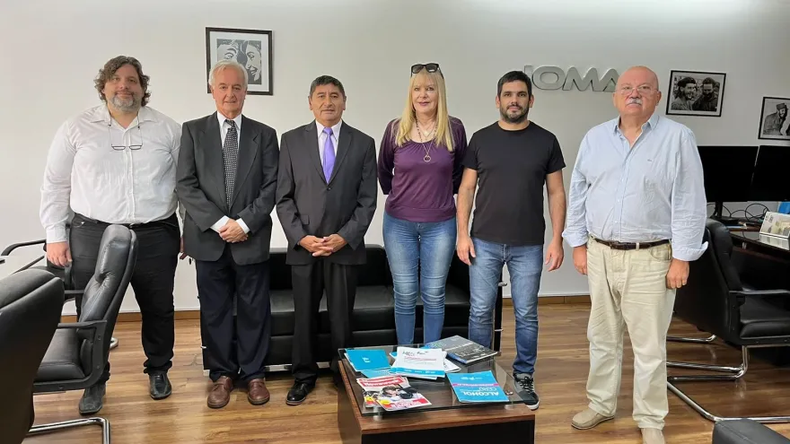 Oficiales activos y retirados de la Policía Bonaerense reclaman ante IOMA