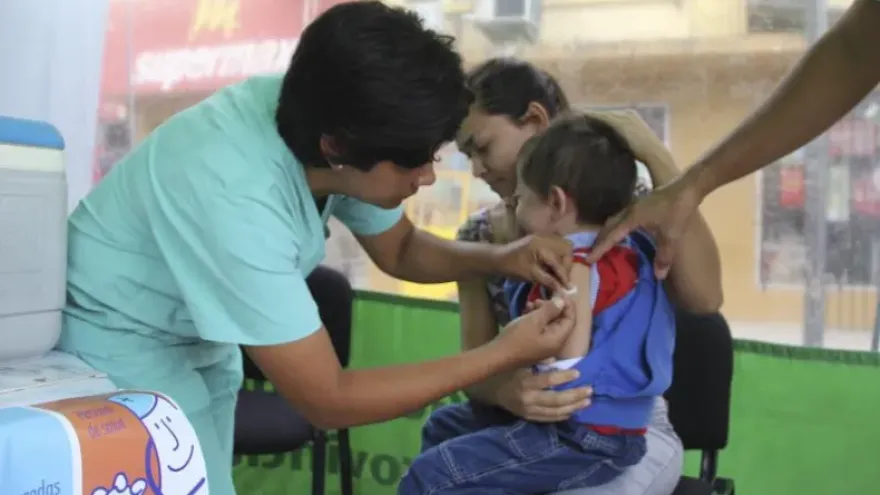 "Están persiguiendo padres y médicos por negarse a la inoculación"