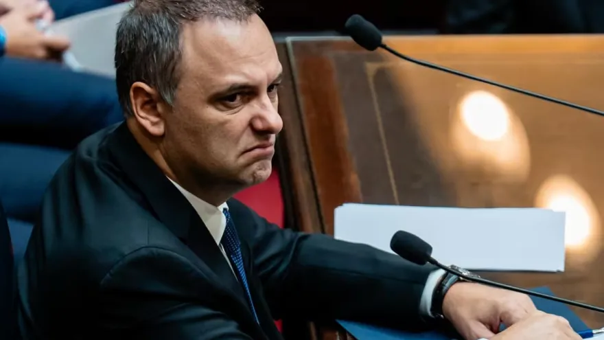 Acorralado: Manuel Adorni muestra las garras, pero no lastiman