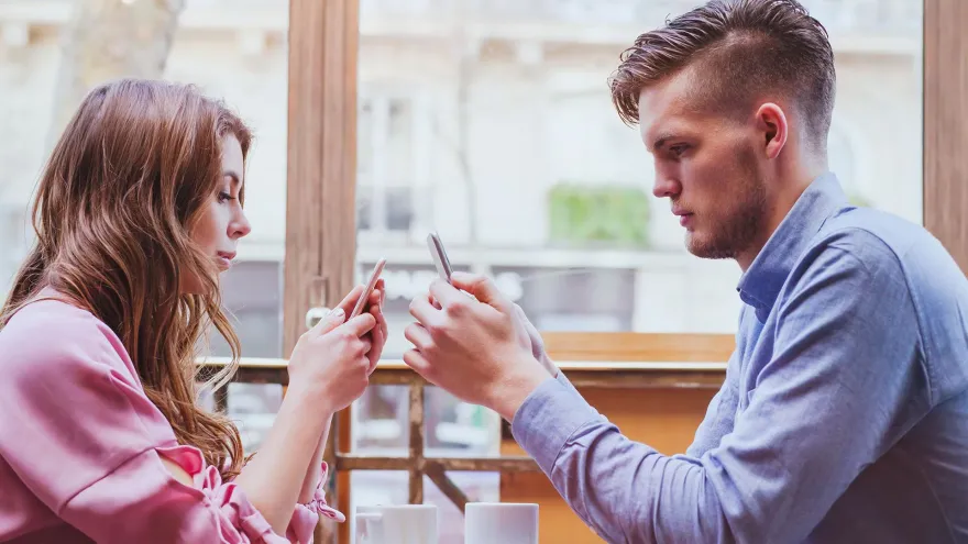 “Las parejas van a comer mirando un celular, no se miran, no se tocan”