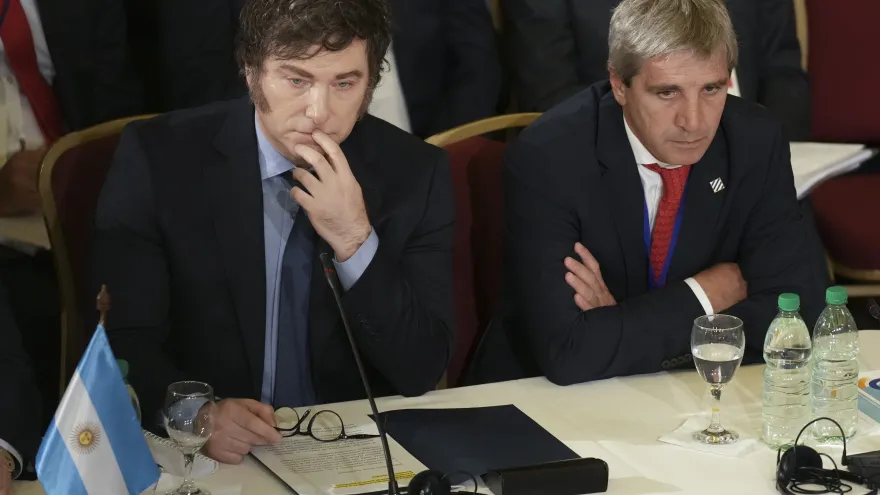 La duda del gobierno: qué hacer ante la histórica baja del riesgo país