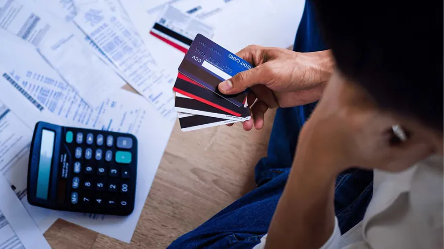 6 de cada 10 argentinos tomaron deuda en los últimos seis meses para pagar gastos básicos